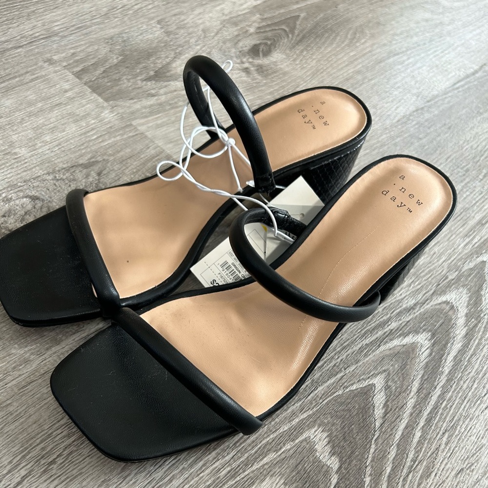 NWT black heel block sandals
